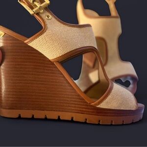 Michael Kors - Elegant Tan Wedge Sandals size 8